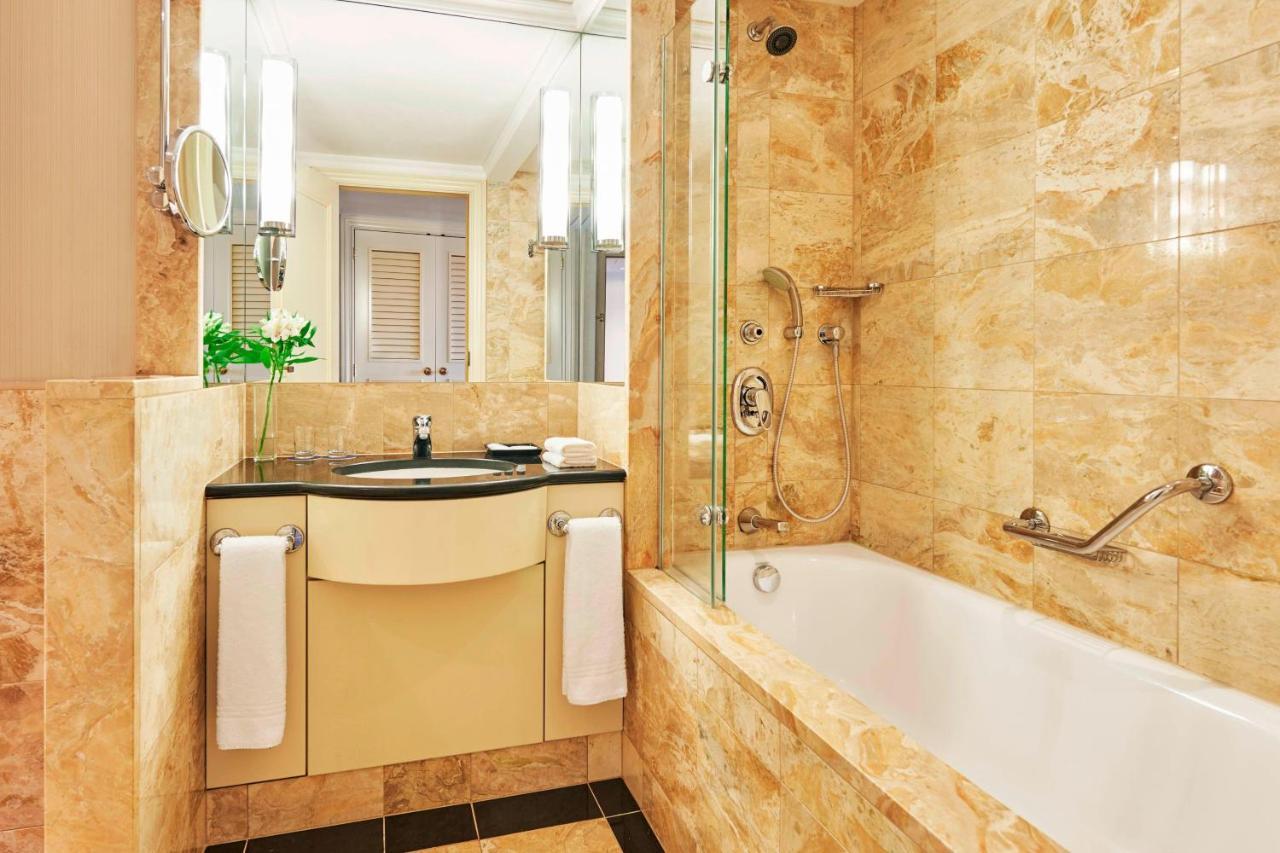 Apartament typu Executive Suite z łóżkiem typu king-size, widokiem na miasto i wstępem do salonu klubowego w cenie